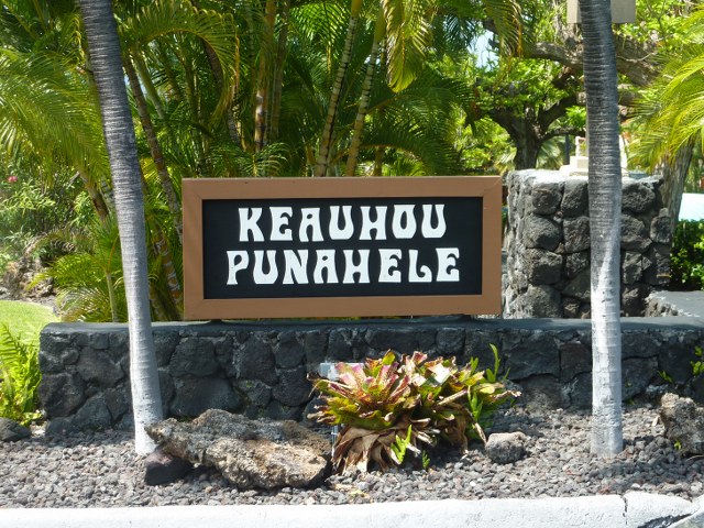 Punahele Entry Sign